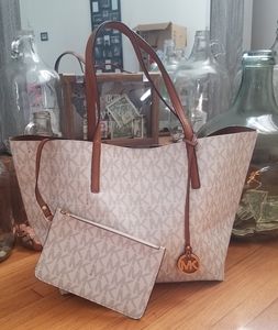 Mk Hayley Large Villella Signature Tote